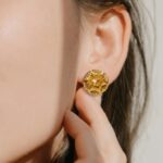 21K Gold Flower Design Stud Earrings - 0.740 Grams - Image 2