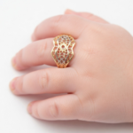 21 Carat Gold Baby Ring – Two-Tone Filigree Design | 0.560g - Image 2