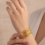 21 Carat Gold Flat Openwork Floral Bangle Pair | 30.850g Total - Image 2