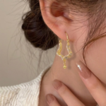 21 Carat Gold Two-Tone Filigree Hoop Earrings | 3.340g - Image 2