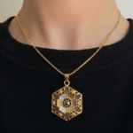 21 Carat Gold Two-Tone Square Flower Filigree Locket Pendant | 2.880g - Image 2