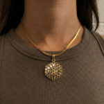21 Carat Gold Filigree Round Locket with Black & White Enamel | 3.32g - Image 2