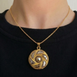 21 Carat Gold Swirl Filigree Round Locket with Two-Tone Center | 3.510g - Image 2